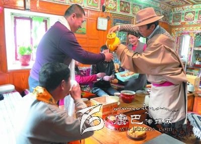 康巴第一藏家樂(lè )的致富帶頭人