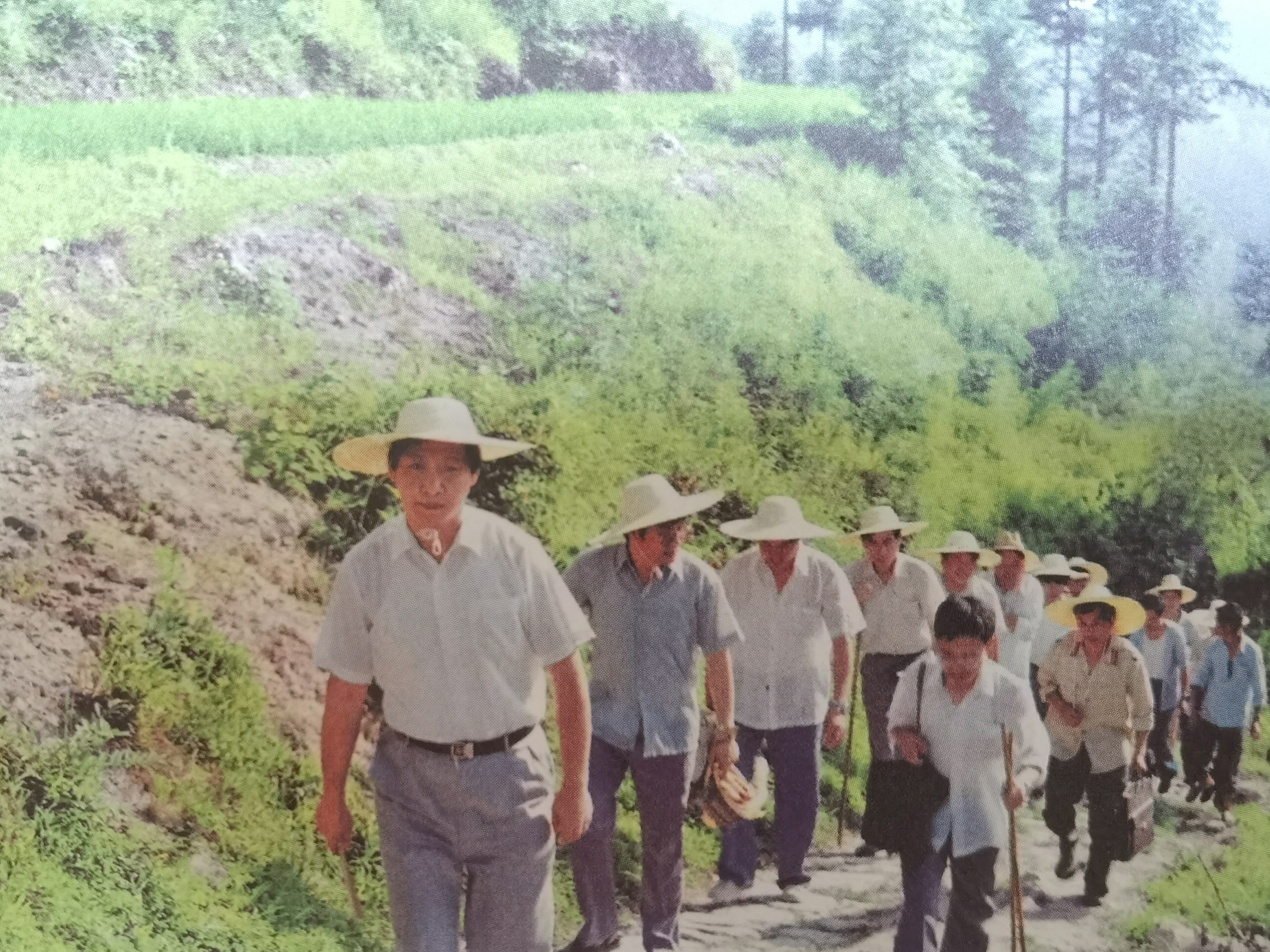1989年7月，習近平冒著(zhù)酷暑，帶頭步行到下黨鄉調研。
