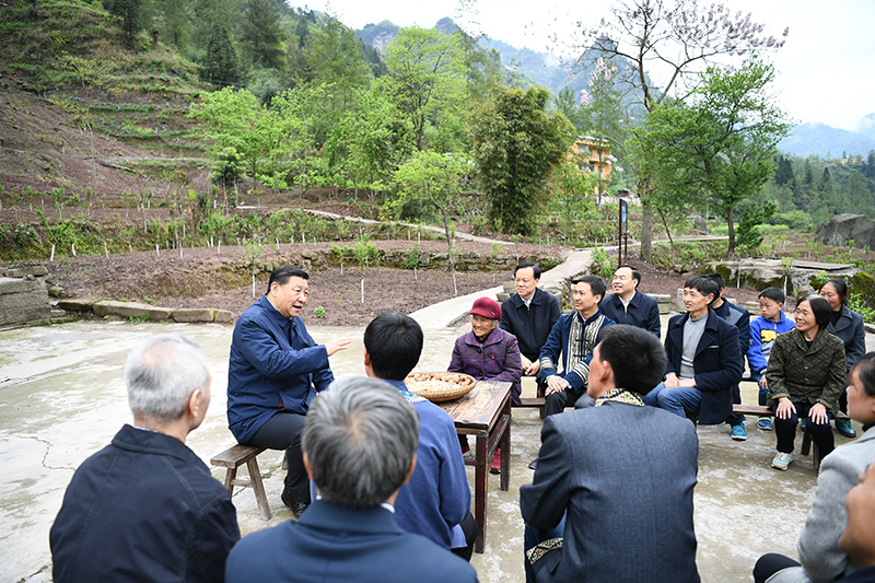 2019年4月15日，習近平總書(shū)記在重慶石柱土家族自治縣中益鄉華溪村同村民代表、基層干部、扶貧干部、鄉村醫生等圍坐在一起，共話(huà)脫貧攻堅。