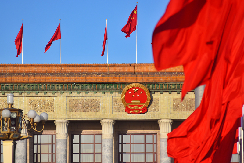 2024年3月8日，北京上空現“兩會(huì )藍”，人民大會(huì )堂前紅旗飄揚。