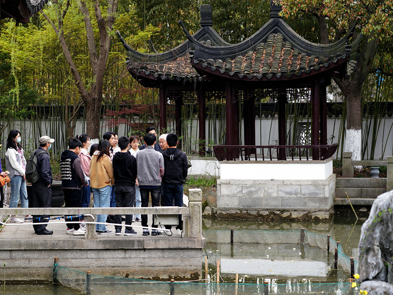 2021年3月30日，在上海交通大學(xué)南蘇園的“微型洱?！迸?，孔海南教授為學(xué)生們打造“沉浸式”思政課。
