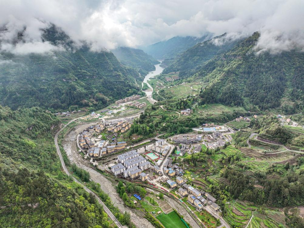 這是2024年4月11日拍攝的重慶石柱土家族自治縣中益鄉景色（無(wú)人機照片）。新華社記者 唐奕 攝