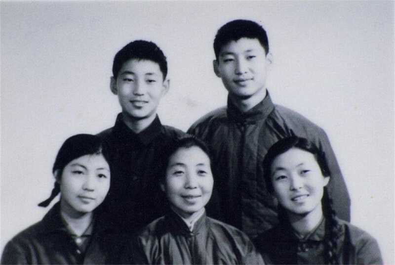 1972年冬，齊心和子女們。前排右起:齊橋橋、齊心、習安安。后排右起:習近平、習遠平。