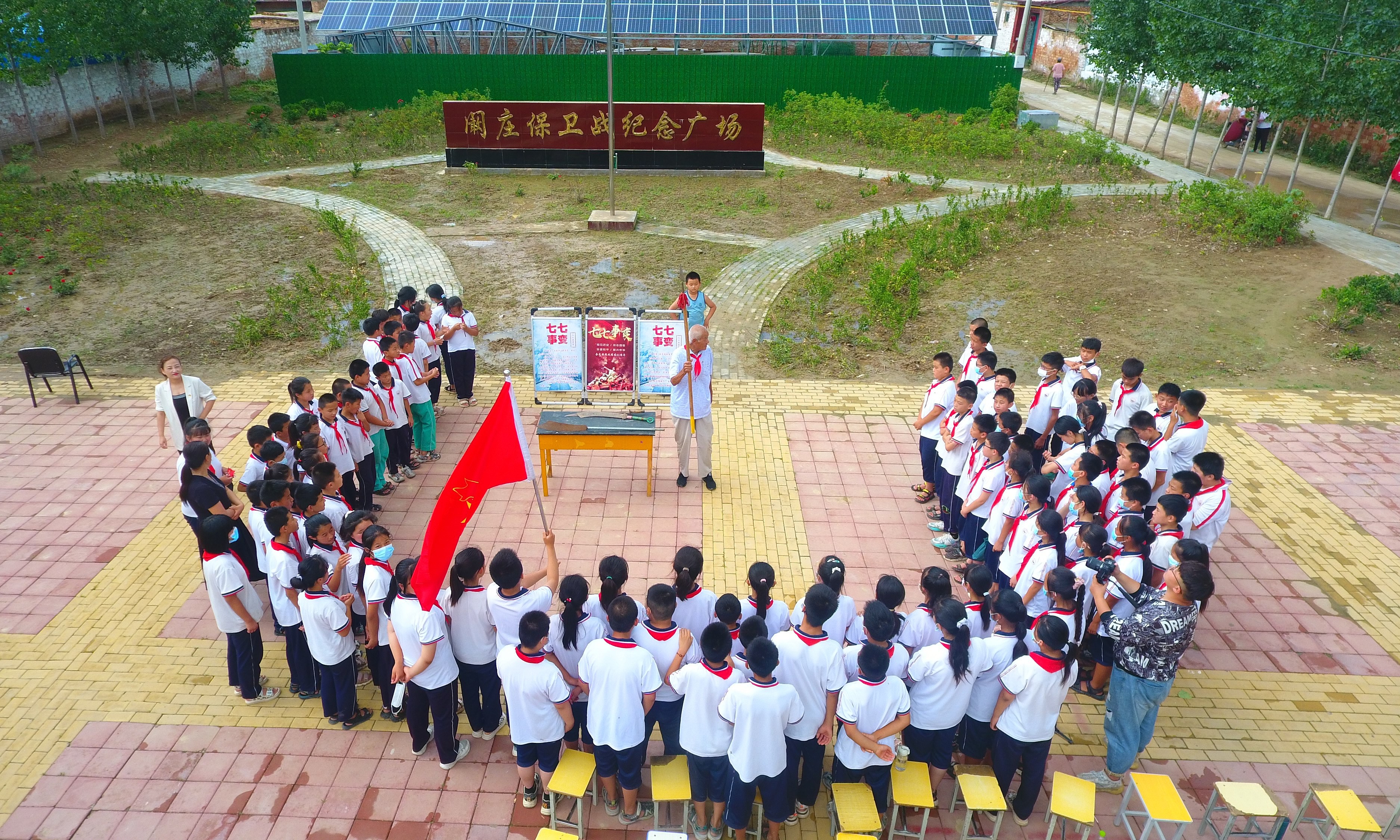 2022年7月6日，山東省聊城市，在茌平區菜屯鎮闞莊村的闞莊保衛戰紀念廣場(chǎng)，闞莊保衛戰親歷者王光木老人，為小學(xué)生們講述抗戰故事，展示大刀、長(cháng)矛。