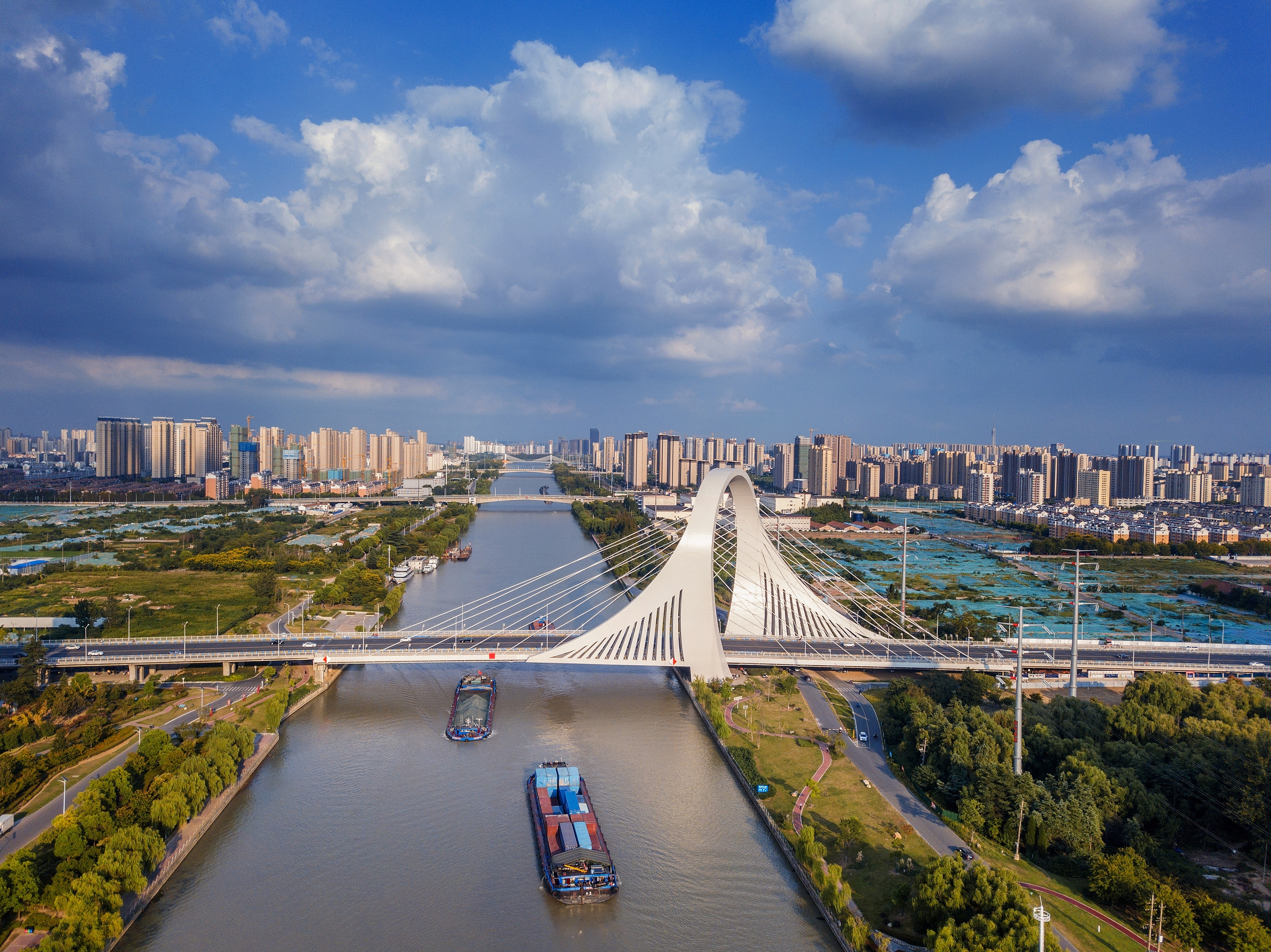 2022年9月12日，幾艘船舶行駛在江蘇淮安運河大橋附近。