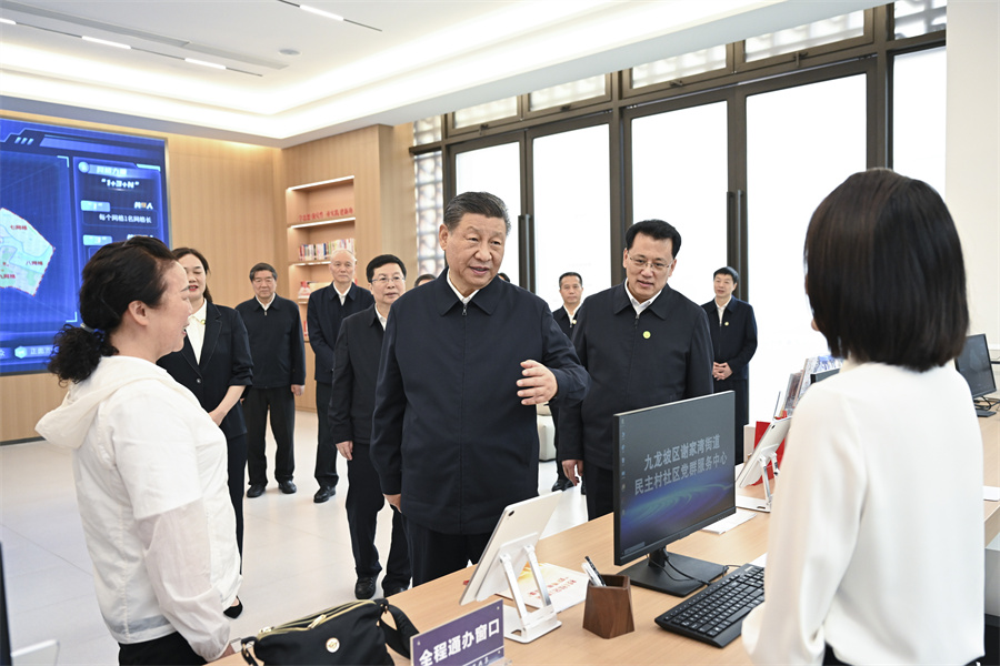 2024年4月22日至24日，中共中央總書(shū)記、國家主席、中央軍委主席習近平在重慶考察。這是22日下午，習近平在九龍坡區謝家灣街道民主村社區考察。新華社記者 謝環(huán)馳 攝