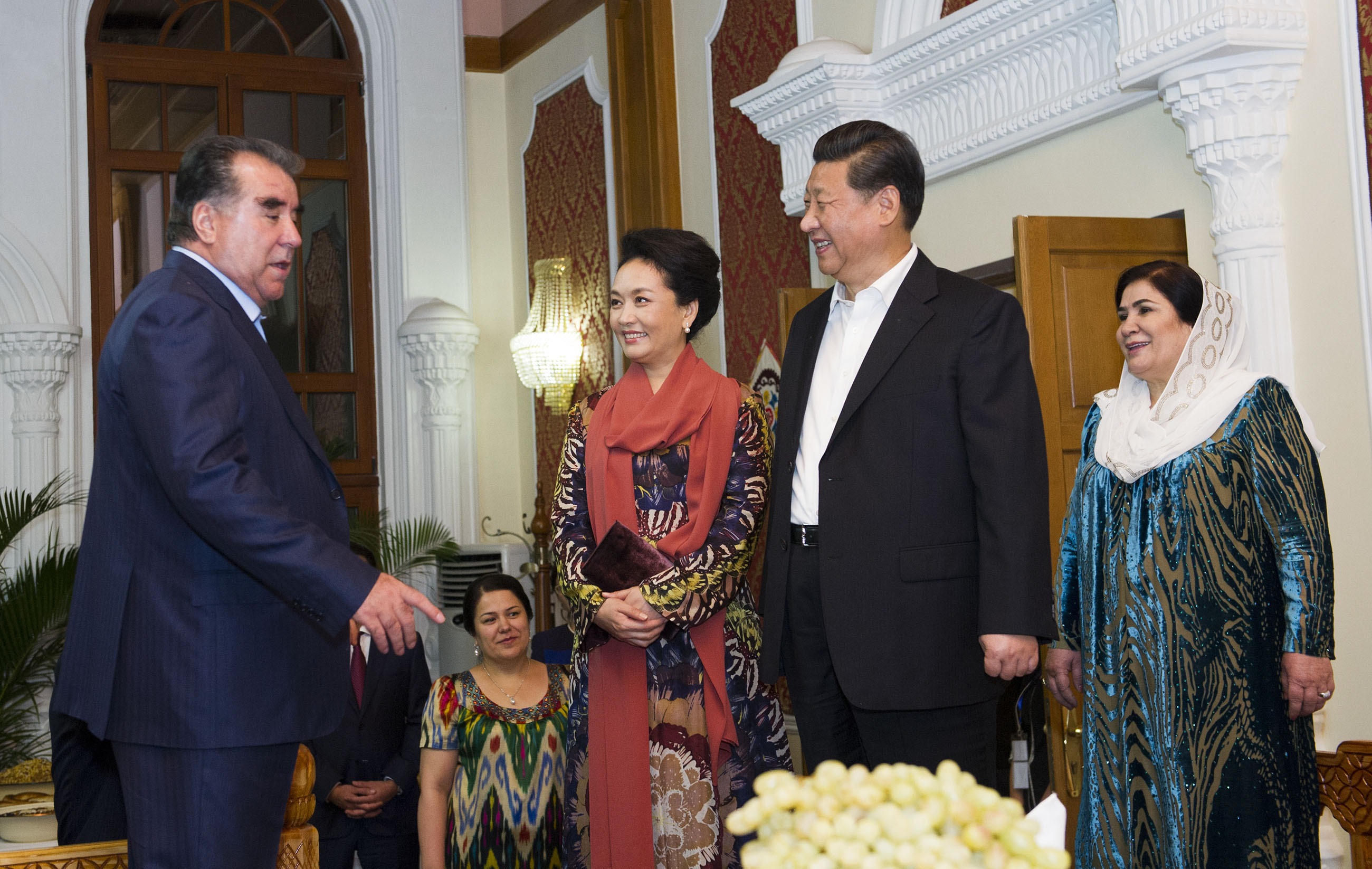 2014年9月12日，習近平主席在杜尚別出席塔吉克斯坦總統拉赫蒙舉行的家宴。這是習近平主席和夫人彭麗媛在拉赫蒙夫婦陪同下參觀(guān)總統官邸。