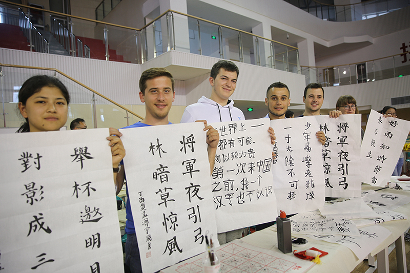 2017年6月5日，來(lái)自青島大學(xué)和中國石油大學(xué)（華東）的外國留學(xué)生在展示剛剛現場(chǎng)完成的書(shū)法作品。
