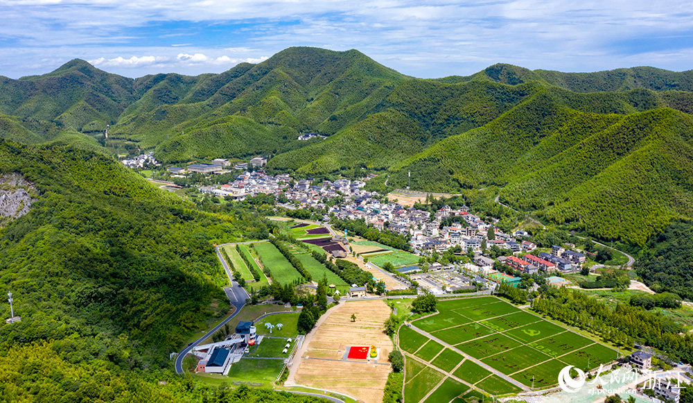 俯瞰余村全貌。人民網(wǎng) 章勇濤 攝