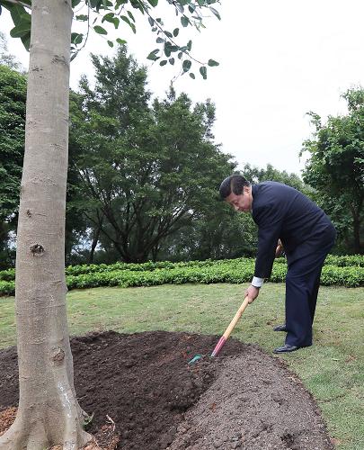 2012年12月7日至11日，習近平在廣東省考察工作。這是8日上午，習近平在深圳蓮花山公園種下一棵高山榕樹(shù)。新華社記者 蘭紅光 攝